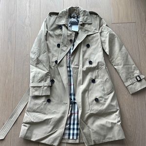 NWT Burberry Kensington Trench size US 2
